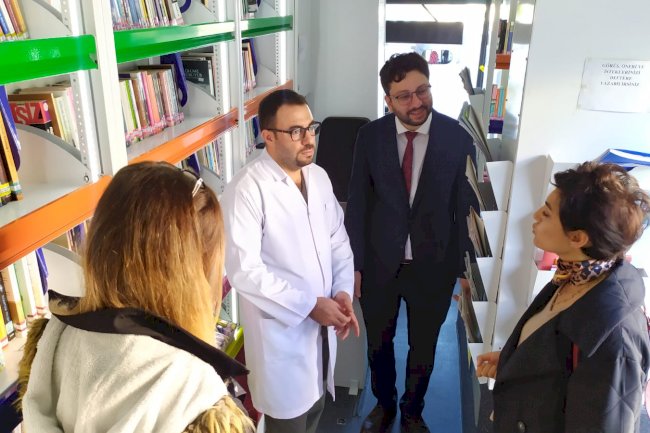 Gezici kütüphaneyi inceledi 