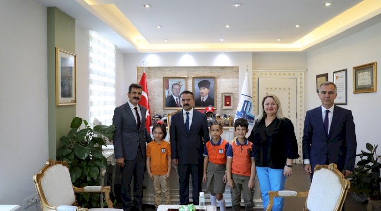 Öğrencilere başarılar diledi 