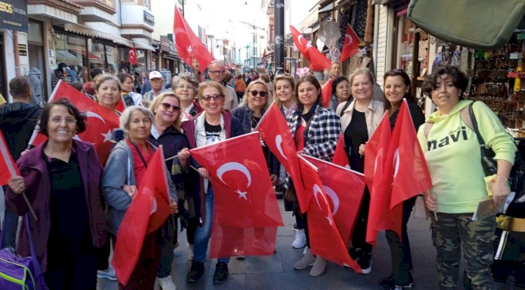 Türk bayrağı dağıttılar 