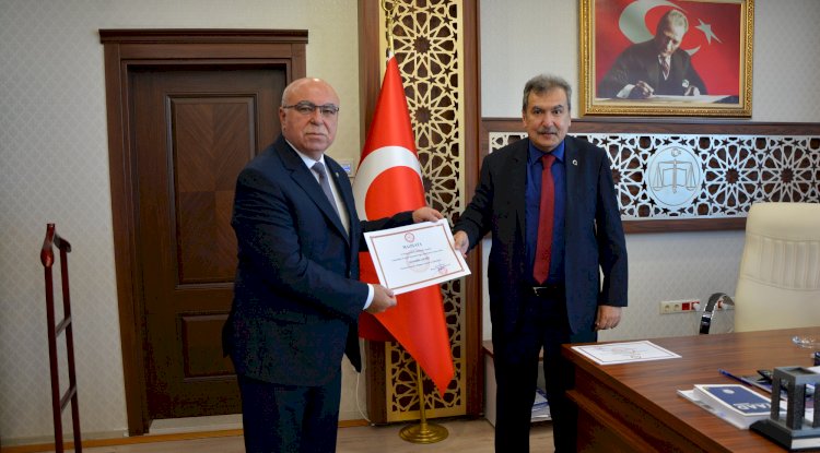 Başkan Deniz mazbatasını aldı 