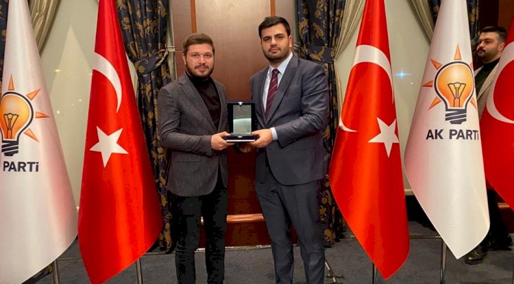 Ödülü teslim aldı 