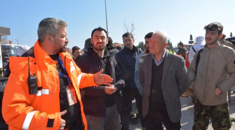 Deprem bölgesinde var güçleriyle çalıştılar