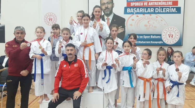Karate Sporcuları Madalyalarla Gururlandırdı