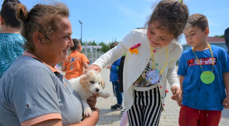 Lapseki’de Minikler barınağı ziyaret etti