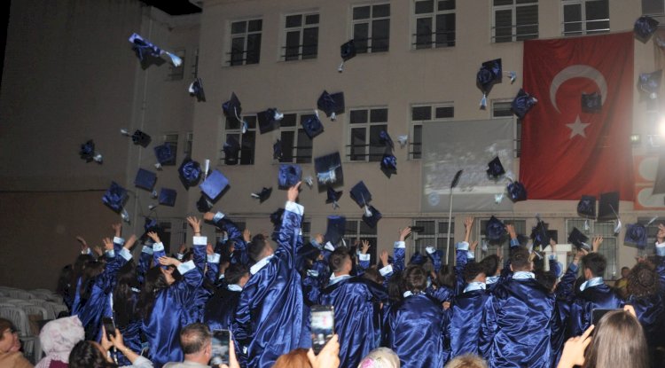 Biga’da Öğrenciler Kep Fırlattı