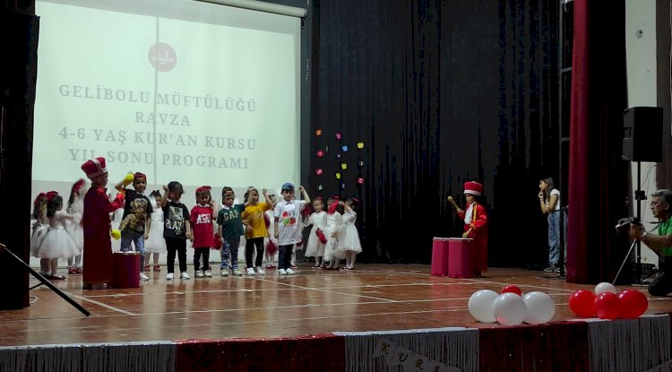 Gelibolu’da Miniklerin Gösterisi Alkış Tufanına Tutuldu