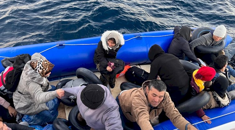 Denizde sürüklenen göçmenler ölümle burun buruna geldiler
