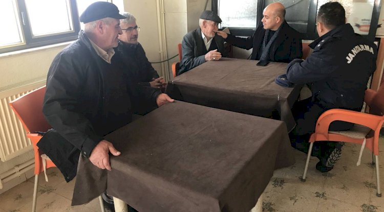 Köylerde vatandaşları dinliyor