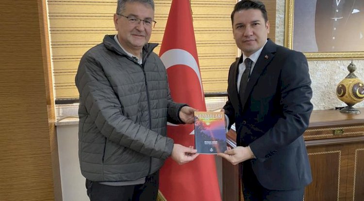 AKKAN, “KAZDAĞLARI” ADLI KİTABINI HEDİYE ETTİ