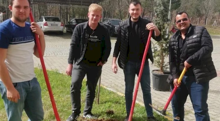 Öğrenciler fidan dikti
