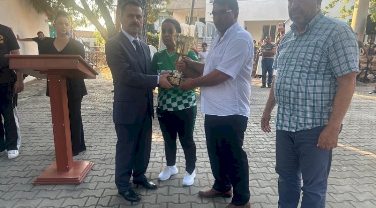 Vali Aktaş, şampiyonluk kupasını Eker ailesine takdim etti