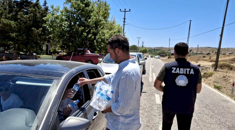 Feribot kuyruğunda tatilcilere su ikramı