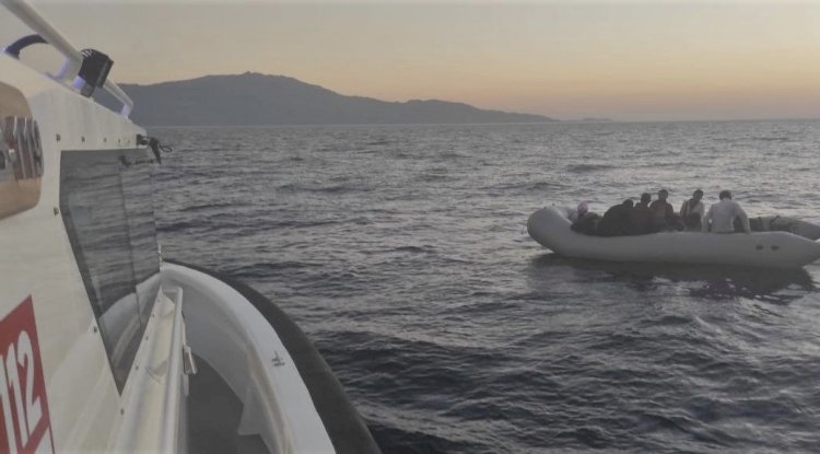 Ayvacık’ da 17 göçmen kurtarıldı