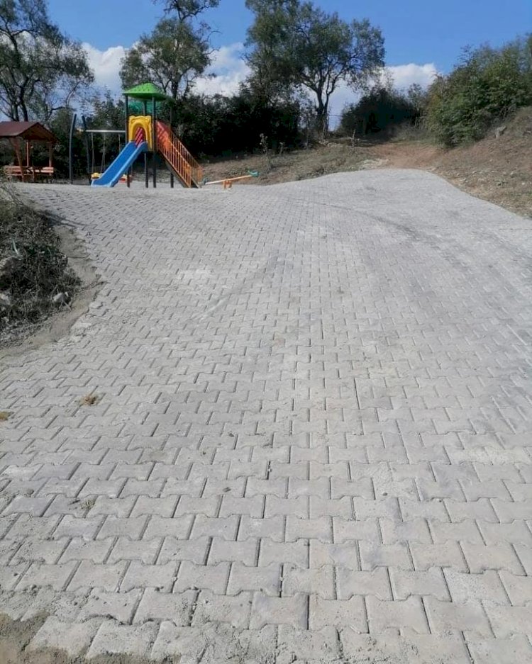 Bir köye daha parke taş döşendi (21.09.2022)