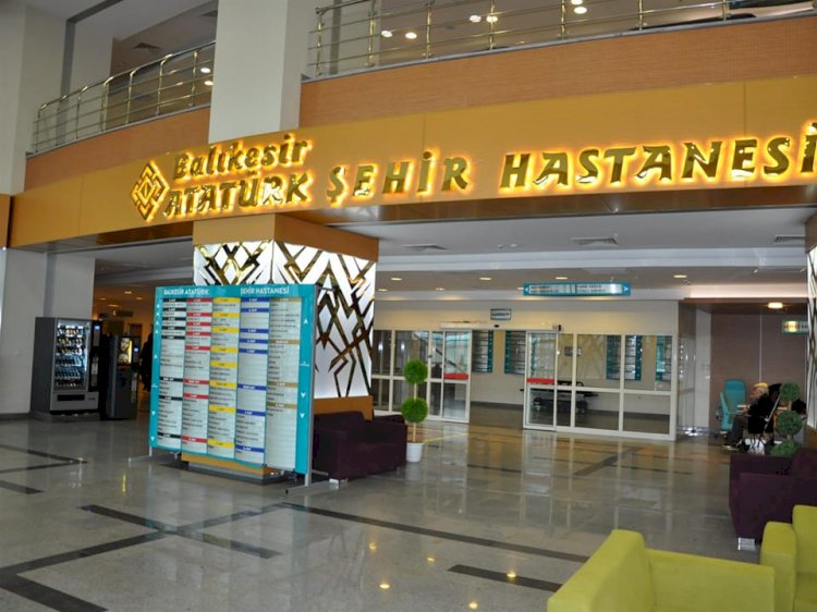 Kazada yaralanan polis memurunu ziyaret etti