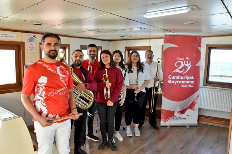 Feribotta Cumhuriyet şarkıları 