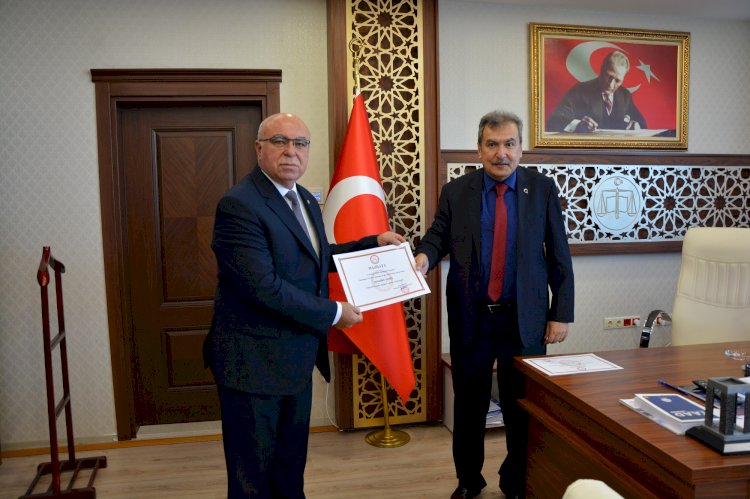 Başkan Deniz mazbatasını aldı 