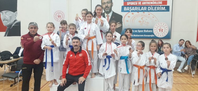 Karate Sporcuları Madalyalarla Gururlandırdı