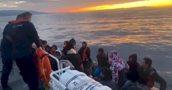 Sahil Güvenlik ekipleri 62 kaçak göçmeni kurtardı