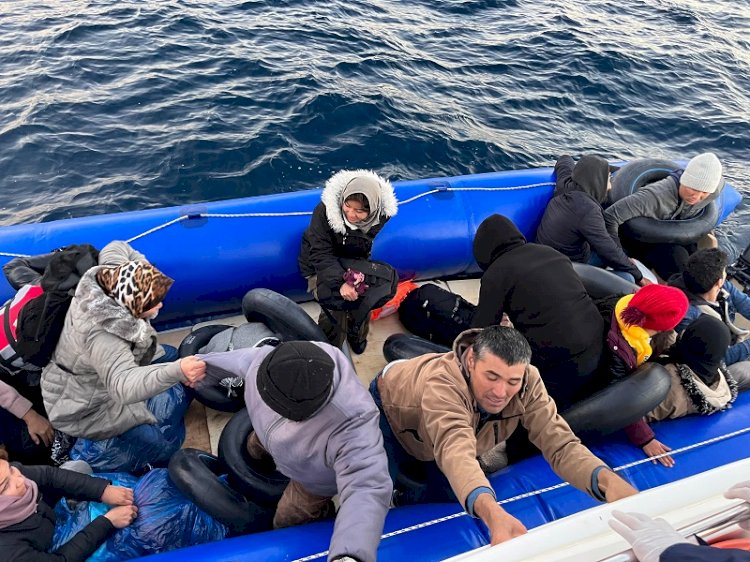 Denizde sürüklenen göçmenler ölümle burun buruna geldiler