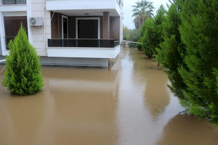 Ev ve işyerlerini su bastı