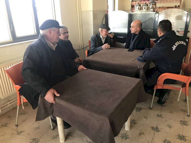 Köylerde vatandaşları dinliyor