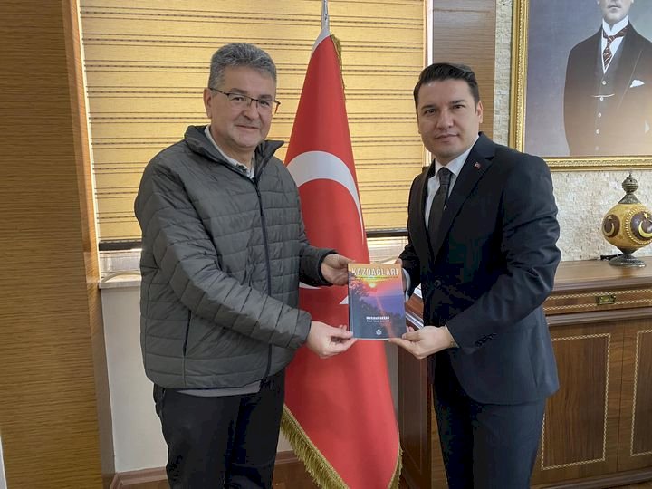 AKKAN, “KAZDAĞLARI” ADLI KİTABINI HEDİYE ETTİ