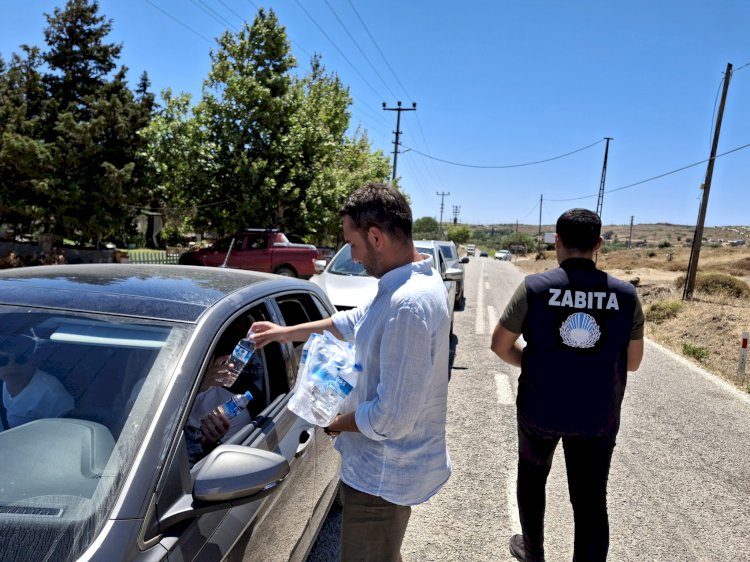 Feribot kuyruğunda tatilcilere su ikramı