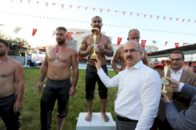 Çardak’ta başpehlivan Feyzullah Aktürk